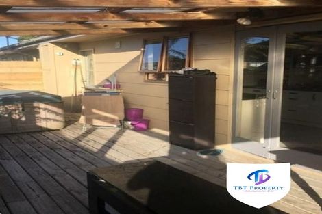 Photo of property in 2/41 Challen Close, Conifer Grove, Takanini, 2112