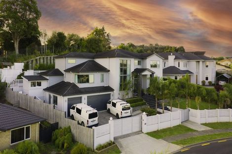 Photo of property in 28 Leburn Crescent, Flat Bush, Auckland, 2016