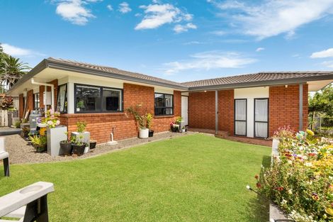 Photo of property in 2/8 Lochend Place, Highland Park, Auckland, 2010
