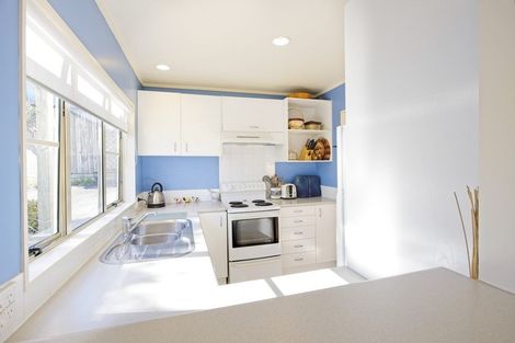 Photo of property in 2/30 Sunset Road, Unsworth Heights, Auckland, 0632