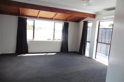 Photo of property in 37 Kirrie Avenue, Te Atatu South, Auckland, 0610