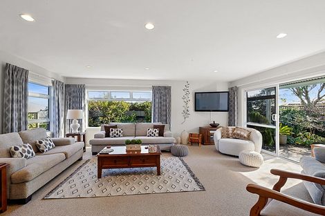 Photo of property in 14 Del Mar Place, Merrilands, New Plymouth, 4312