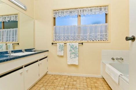 Photo of property in 16 Pemberton Avenue, Bayview, Auckland, 0629