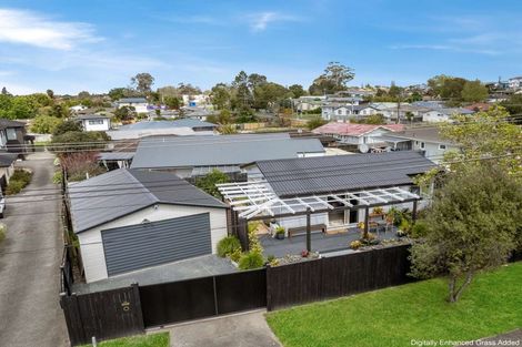 Photo of property in 2/1 Woodside Road, Massey, Auckland, 0614