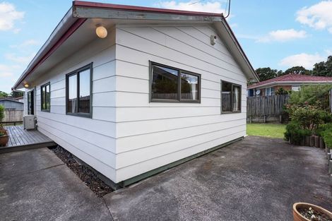 Photo of property in 2/22 Minaret Drive, Bucklands Beach, Auckland, 2014