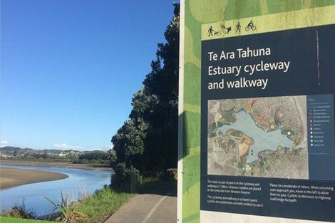 Photo of property in 8 Odlin Lane, Red Beach, 0932