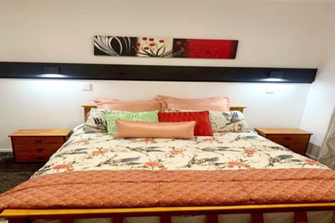 Photo of property in 37 Newington Road, Henderson, Auckland, 0612