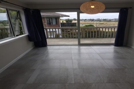 Photo of property in 26 Tawhana Crescent, Red Beach, 0932