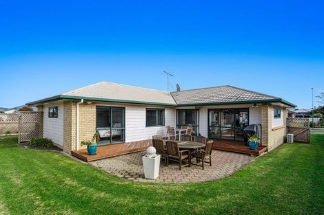 Photo of property in 16 Edgewater Grove, Whakatane, 3120