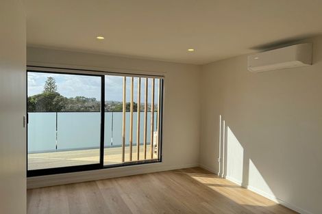 Photo of property in 3/506 Glenfield Road, Bayview, Auckland, 0629