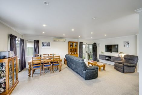 Photo of property in 5a Queens Walk, Taradale, Napier, 4112