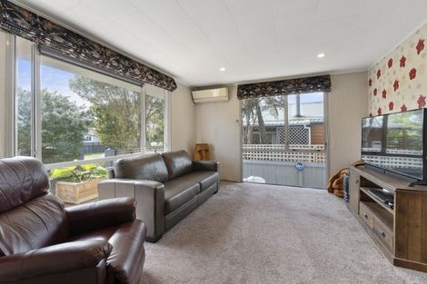 Photo of property in 6 Robert Grove, Paraparaumu, 5032