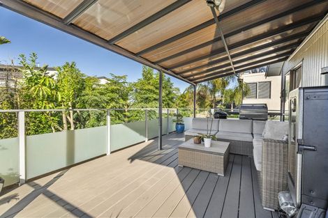 Photo of property in 27 Pohutukawa Avenue, Shelly Park, Auckland, 2014