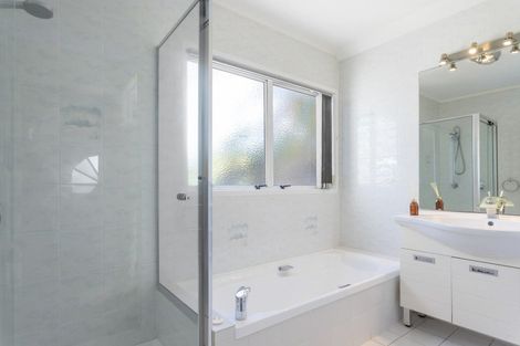 Photo of property in 1/992 Beach Road, Torbay, Auckland, 0630
