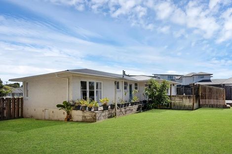 Photo of property in 6 Glenvil Lane, Te Atatu Peninsula, Auckland, 0610