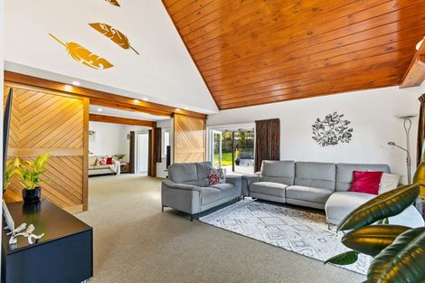 Photo of property in 15a Whangaparaoa Road, Red Beach, 0932
