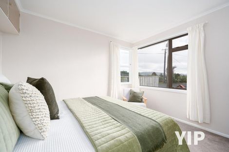 Photo of property in 2 Griffiths Grove, Newlands, Wellington, 6037