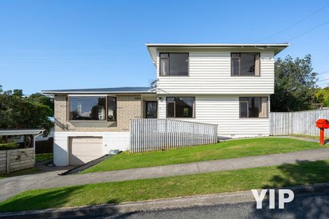 Photo of property in 2 Griffiths Grove, Newlands, Wellington, 6037