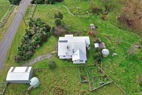 Photo of property in 2096 Rangiwahia Road, Rangiwahia, Kimbolton, 4774
