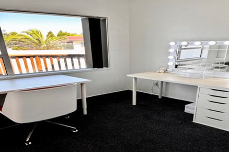 Photo of property in 4/304 Great North Road, Henderson, Auckland, 0612