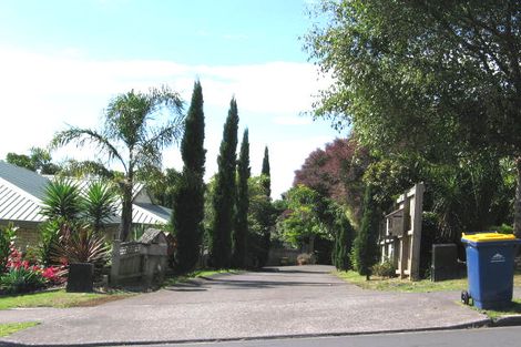 Photo of property in 2/21 Goldfinch Rise, Unsworth Heights, Auckland, 0632