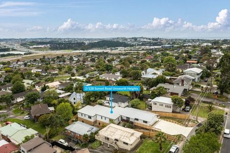 Photo of property in 2/128 Sunset Road, Unsworth Heights, Auckland, 0632