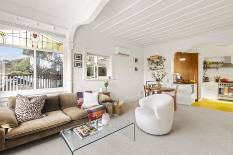 Photo of property in 176 Sutherland Road, Lyall Bay, Wellington, 6022