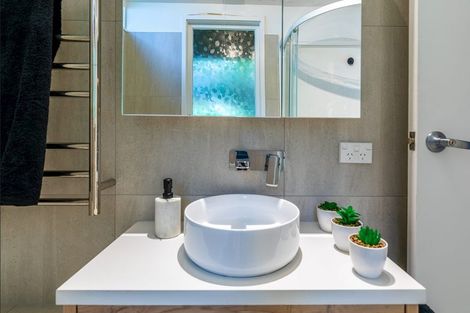 Photo of property in 10 Rangiwai Road, Titirangi, Auckland, 0604