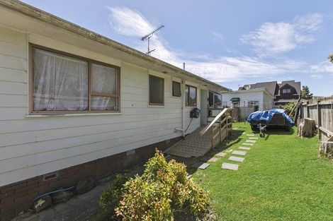 Photo of property in 13 Pipitea Place, Massey, Auckland, 0614