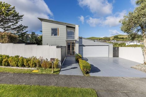 Photo of property in 7 Pikitanga Close, Tawa, Wellington, 5028