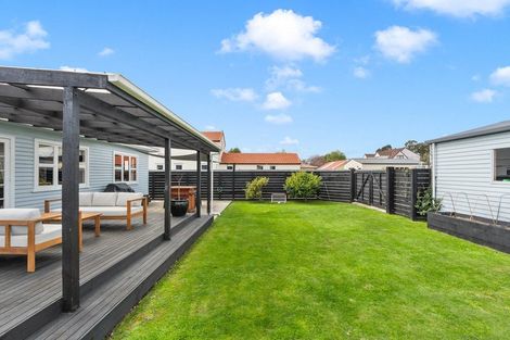 Photo of property in 73 Jellicoe Street, Martinborough, 5711