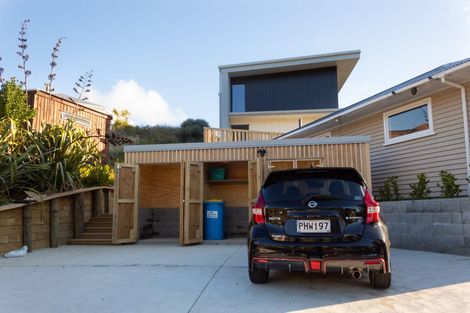 Photo of property in 4 Black Rock Road, Newlands, Wellington, 6037