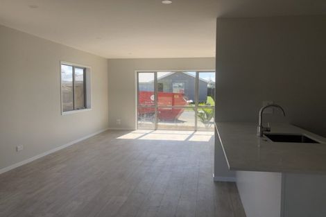 Photo of property in 18 Papa Orchard Drive, Kumeu, 0810