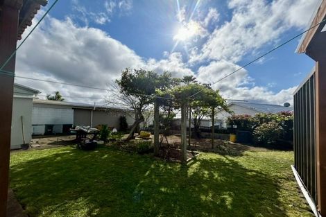 Photo of property in 1/136 Sunset Road, Unsworth Heights, Auckland, 0632