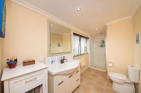 Photo of property in 8 Hillcrest Drive, Kelvin Grove, Palmerston North, 4414