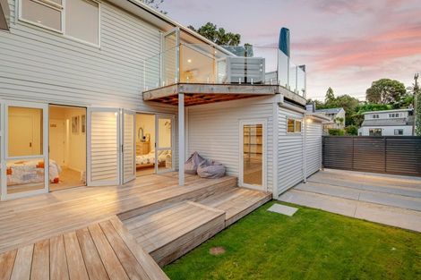 Photo of property in 10 Pohutukawa Avenue, Red Beach, 0932