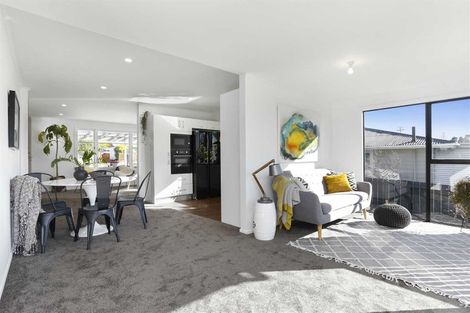 Photo of property in 4 Neil Avenue, Te Atatu Peninsula, Auckland, 0610