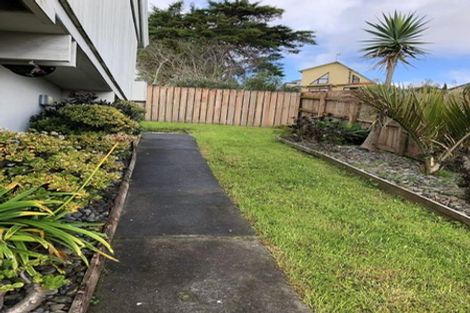 Photo of property in 32 Exeter Place, Unsworth Heights, Auckland, 0632