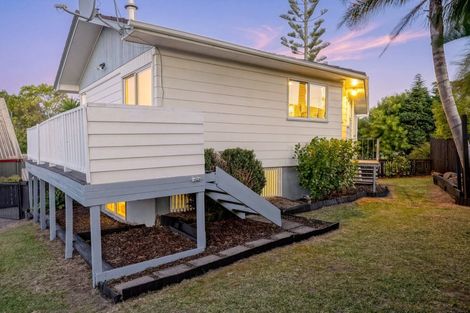 Photo of property in 5 Mckinley Road, Sunnyvale, Auckland, 0612