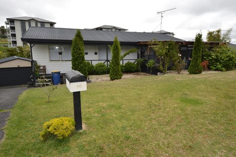 Photo of property in 10 Rook Place, Unsworth Heights, Auckland, 0632