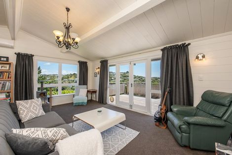 Photo of property in 15 Dunmail Way, Newlands, Wellington, 6037