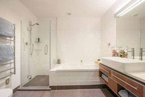 Photo of property in Patent 326 Apartments, 404s/326 Evans Bay Parade, Hataitai, Wellington, 6021