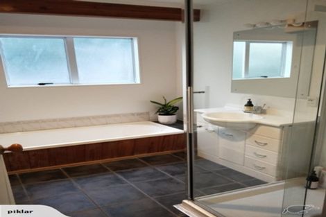 Photo of property in 8a Holiday Road, Stanmore Bay, Whangaparaoa, 0932