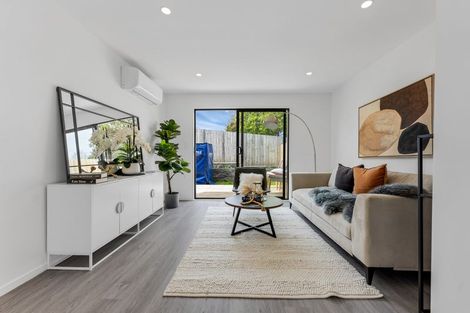 Photo of property in 26-28 Pomaria Road, Henderson, Auckland, 0610