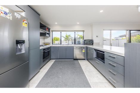 Photo of property in 8 Bellshill Close, Wattle Downs, Auckland, 2103