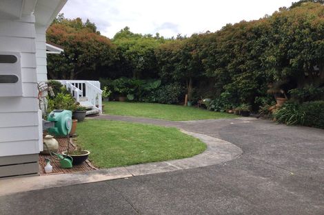 Photo of property in 7 Vardon Road, Green Bay, Auckland, 0604