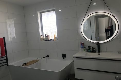 Photo of property in 40 Donovan Avenue, Massey, Auckland, 0614