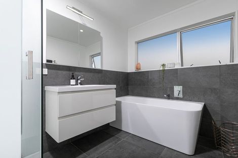Photo of property in 1/10 Mannering Place, Hillcrest, Auckland, 0627