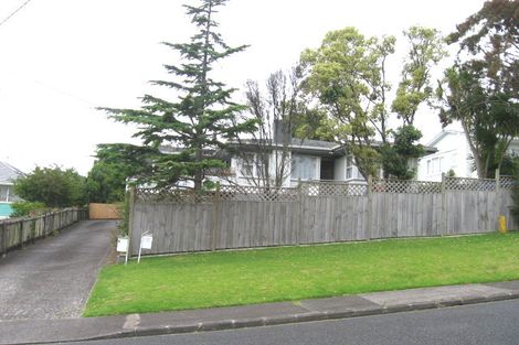 Photo of property in 2/8 Raeben Avenue, Hillcrest, Auckland, 0627