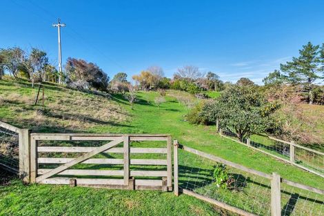 Photo of property in 215 Kaipara Road, Papakura, 2582